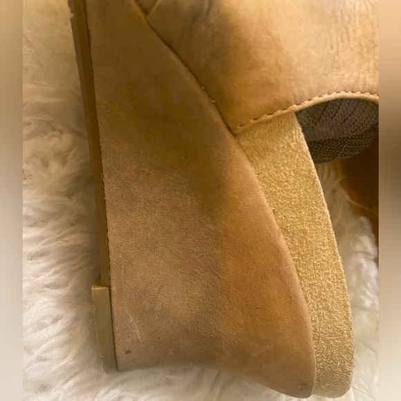 Earthier, leather upper very comfortable wedge heal, open toe shoe. - Picture 5 of 8